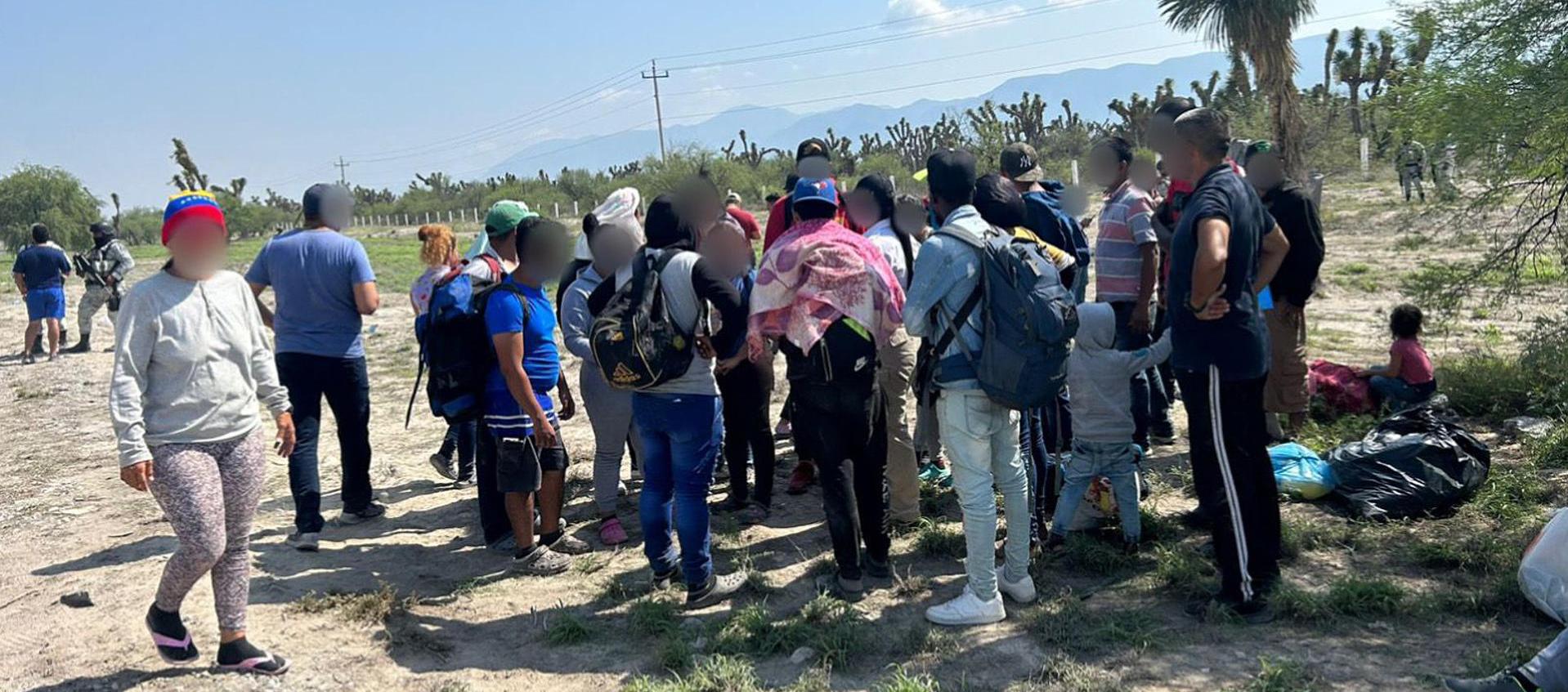 Los migrantes poco después del accidente del bus en el que se transportaban en San Luis Potosí