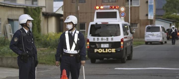 La Policía de la ciudad japonesa de Nakano vigila la zona en donde se atrincheró un hombre armado.