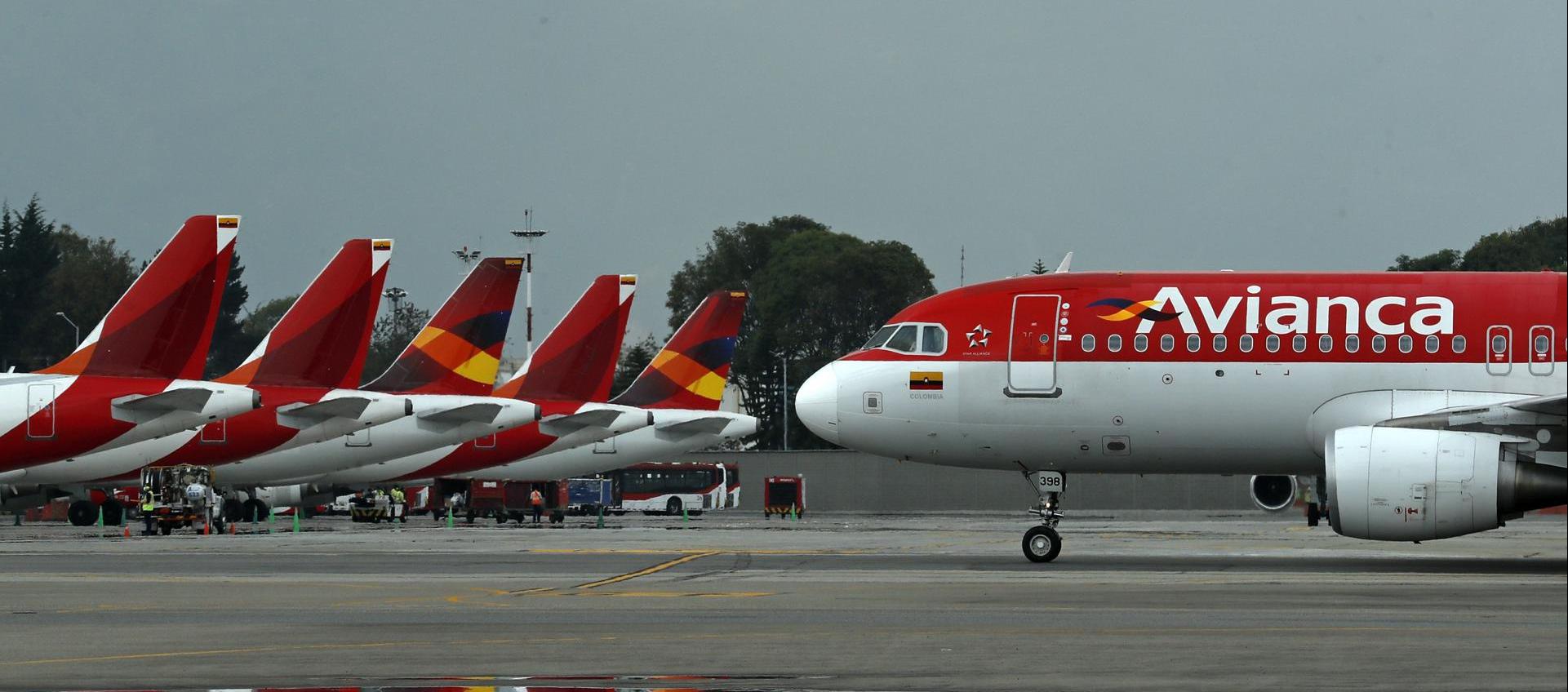 Un avión de la aerolínea Avianca aterriza en el aeropuerto El Dorado de Bogotá
