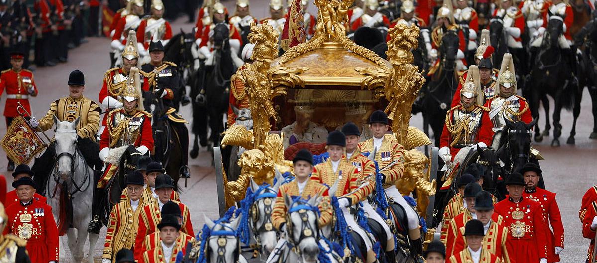 Carlos III y la reina Camila en la carroza dorada rumbo al Palacio de Buckingham