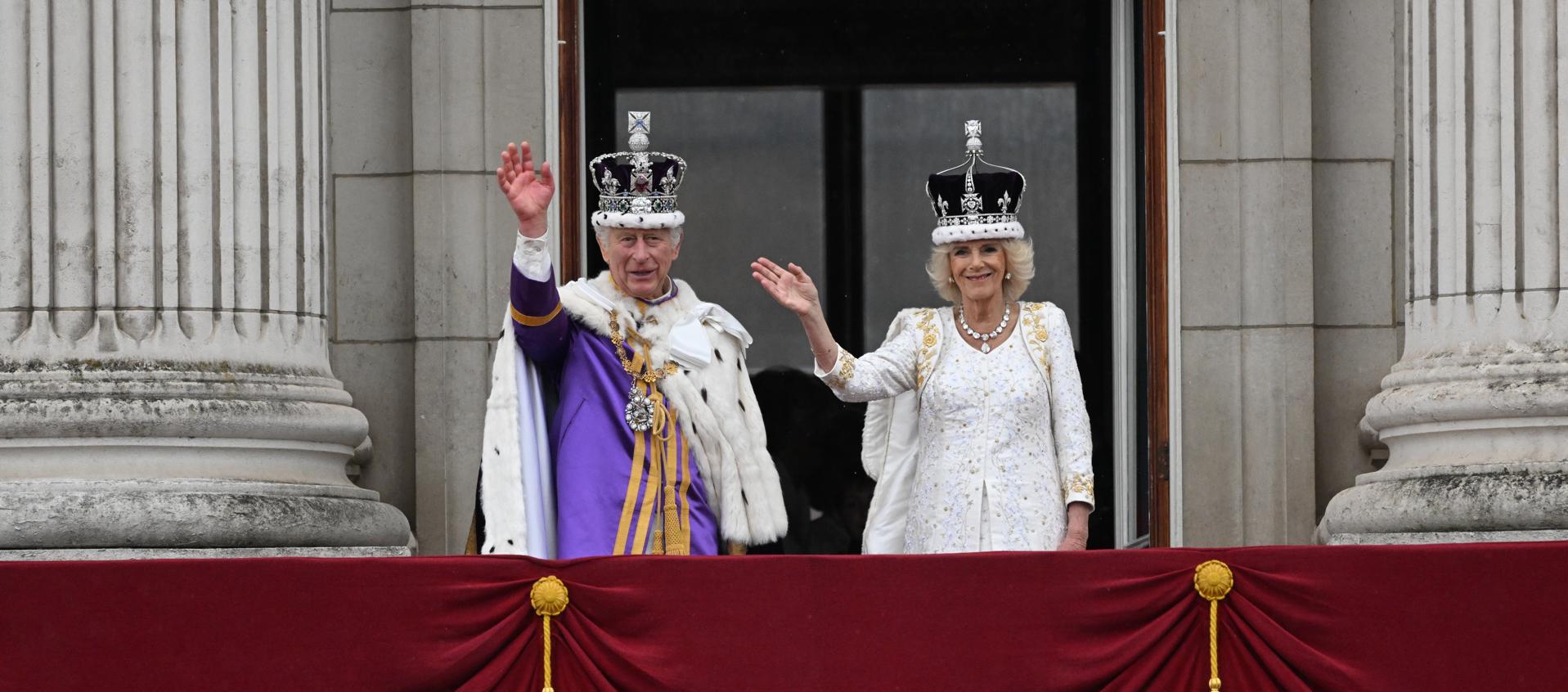 El rey Carlos III saluda junto a su esposa, la reina Camila