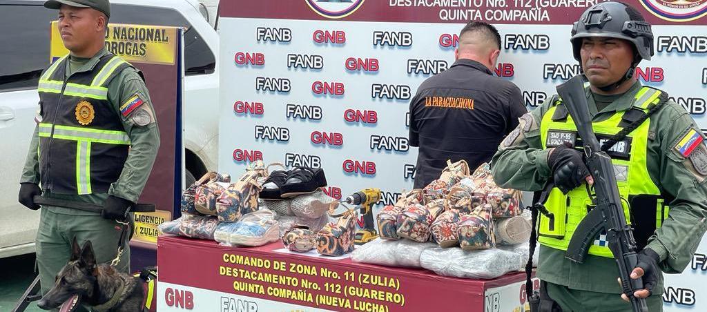 El Comando Estratégico Operacional de la Fuerza Armada Nacional Bolivariana mostró de espaldas al capturado y la droga incautada