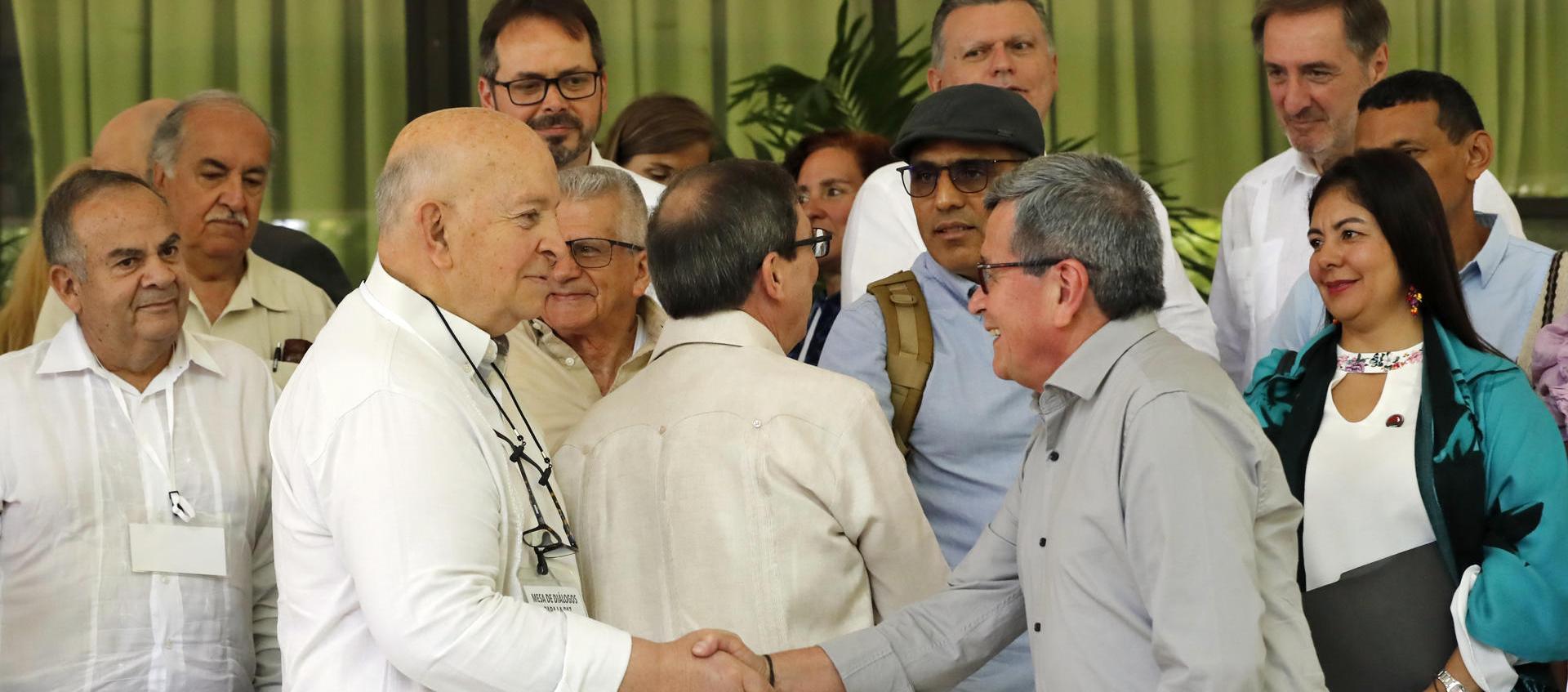 Otty Patiño, delegado del Gobierno de Colombia, y el negociador jefe del ELN, Israel Ramírez, alias 'Pablo Beltrán', se saludan en el inicio del tercer ciclo de los diálogos de paz.