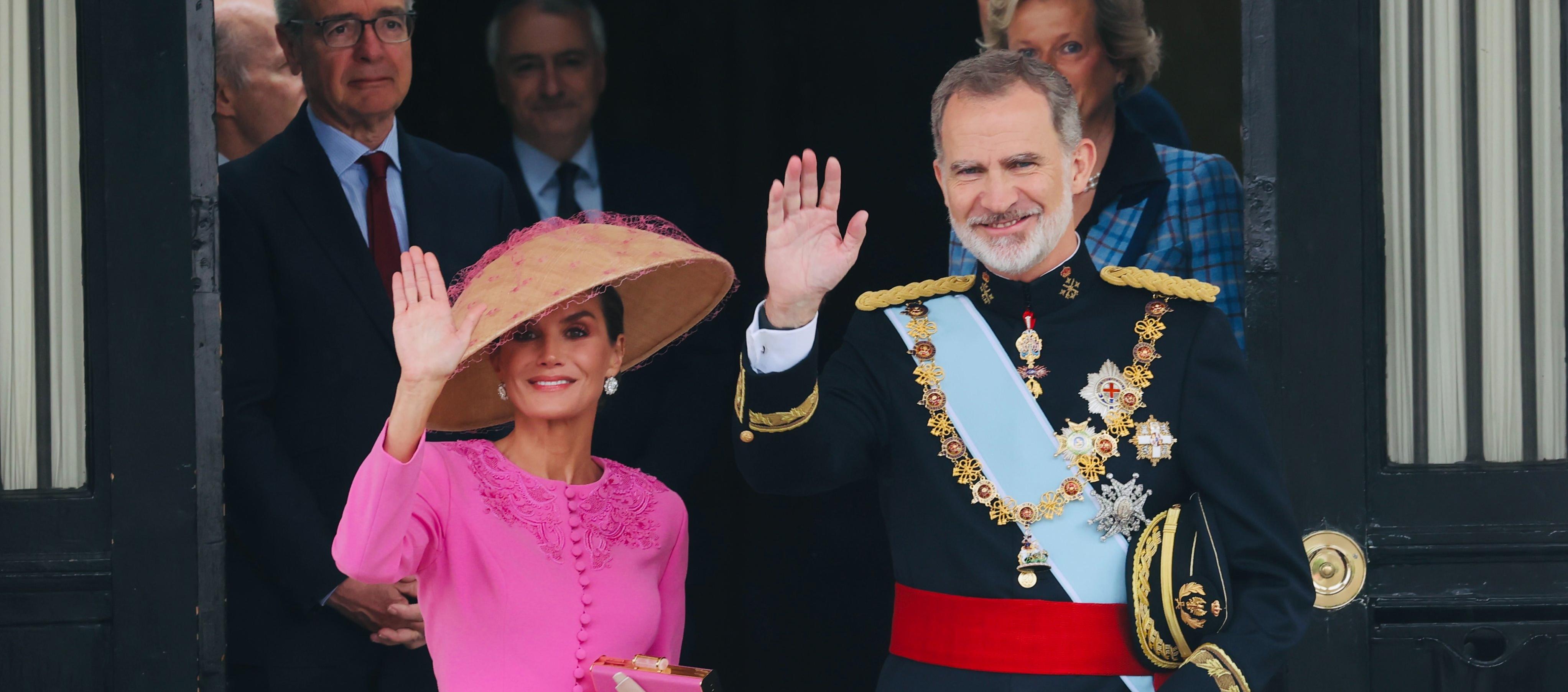 La reina Letizia llevó un vestido diseñado por Carolina Herrera. La acompaña el rey Felipe VI