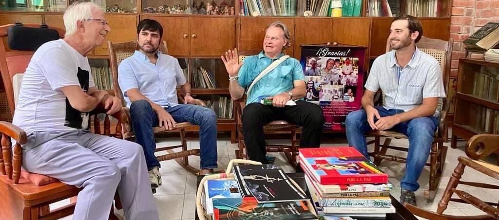 El Alcalde Jaime Pumarejo, el padre Cirilo Swinne y Alfredo Carbonell, en la visita al Hogar San Camilo