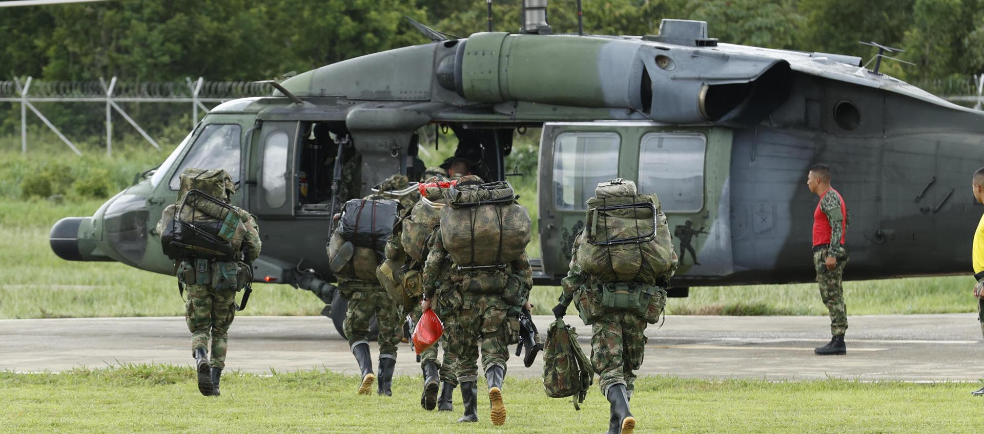Soldados abordan un helicóptero que se dirige a la zona de búsqueda de los menores perdidos en la selva desde haced 21 días