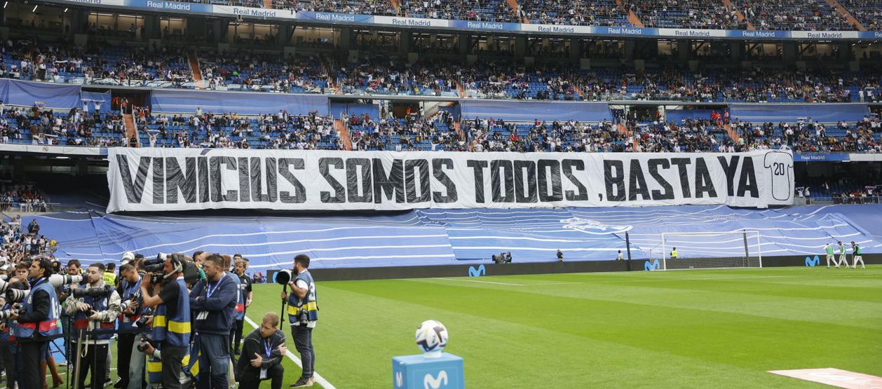 La Grada Fans colgó una gran pancarta en apoyo a Vinicius.