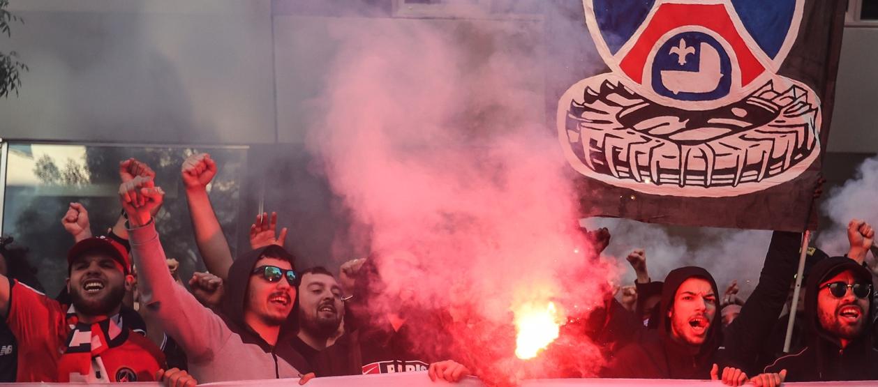 Los hinchas del PSG protestaron el miércoles en las afueras de la sede del club.