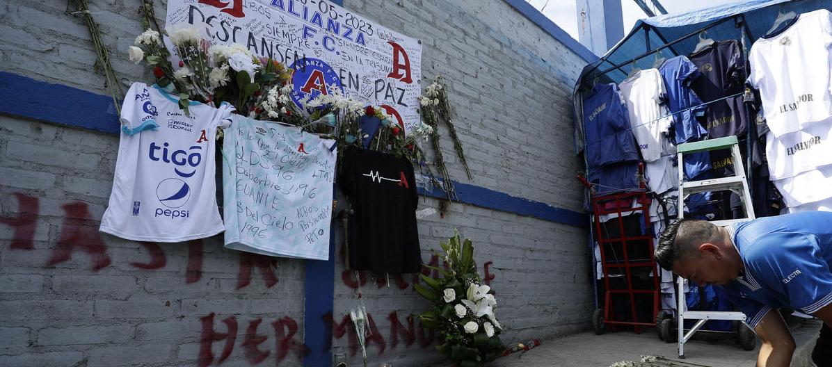 El homenaje en las afueras del Estadio Cuscatlán a los aficionados fallecidos la noche del sábado. 