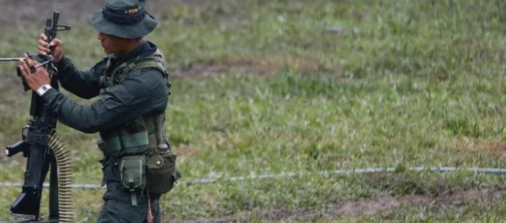 Un guerrillero de la disidencia de las FARC de 'Iván Mordisco' manipula un fusil en San Vicente del Caguán, en un evento el 18 de abril pasado.