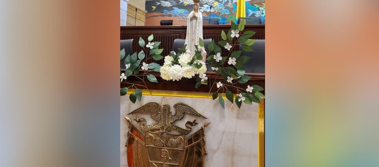 El representante Luis Miguel López compartió esa imagen el día del rezo del Santo Rosario en la Cámara de Representantes
