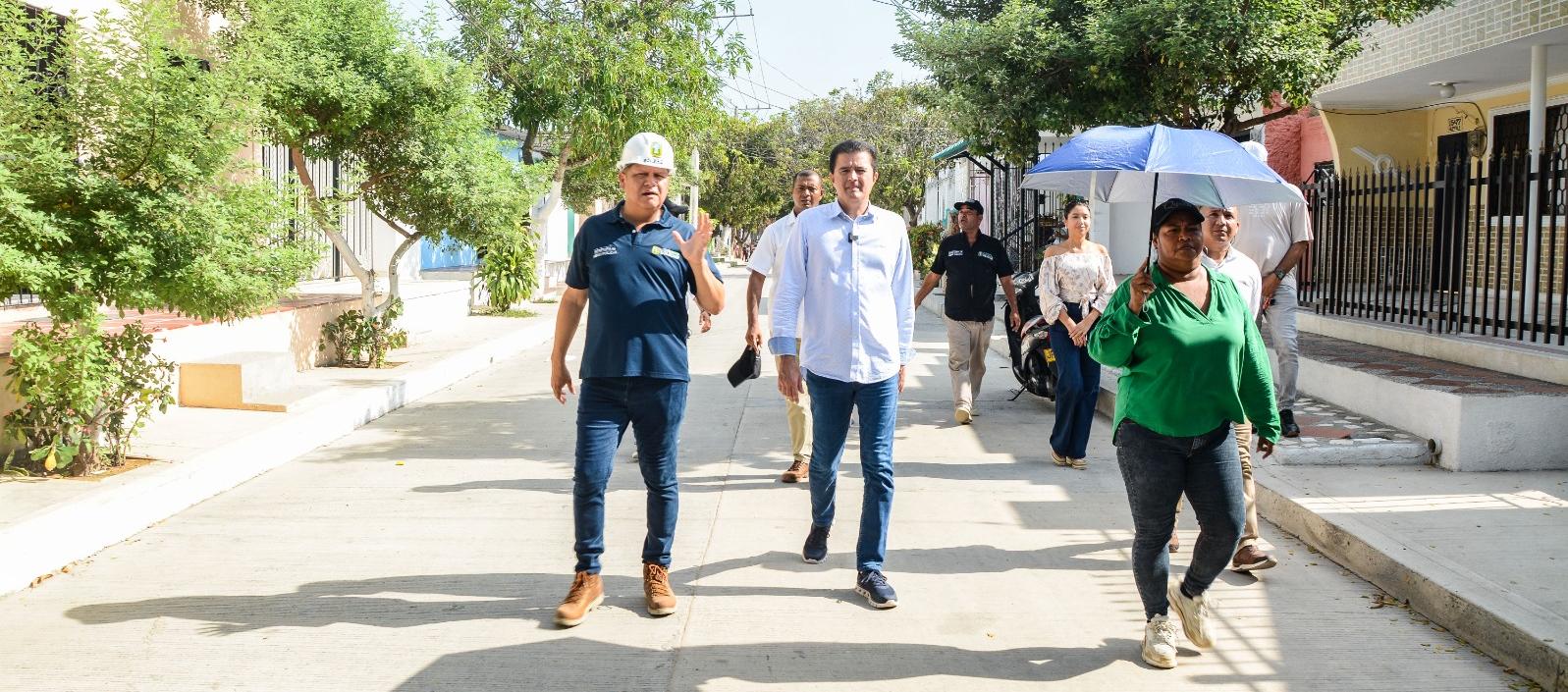 El alcalde de Soledad, Rodolfo Ucrós Rosales, en el recorrido que hizo en obra de pavimentación
