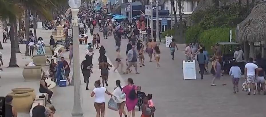 Varias personas corren en medio del tiroteo enel paseo marítimo de la ciudad de Hollywood