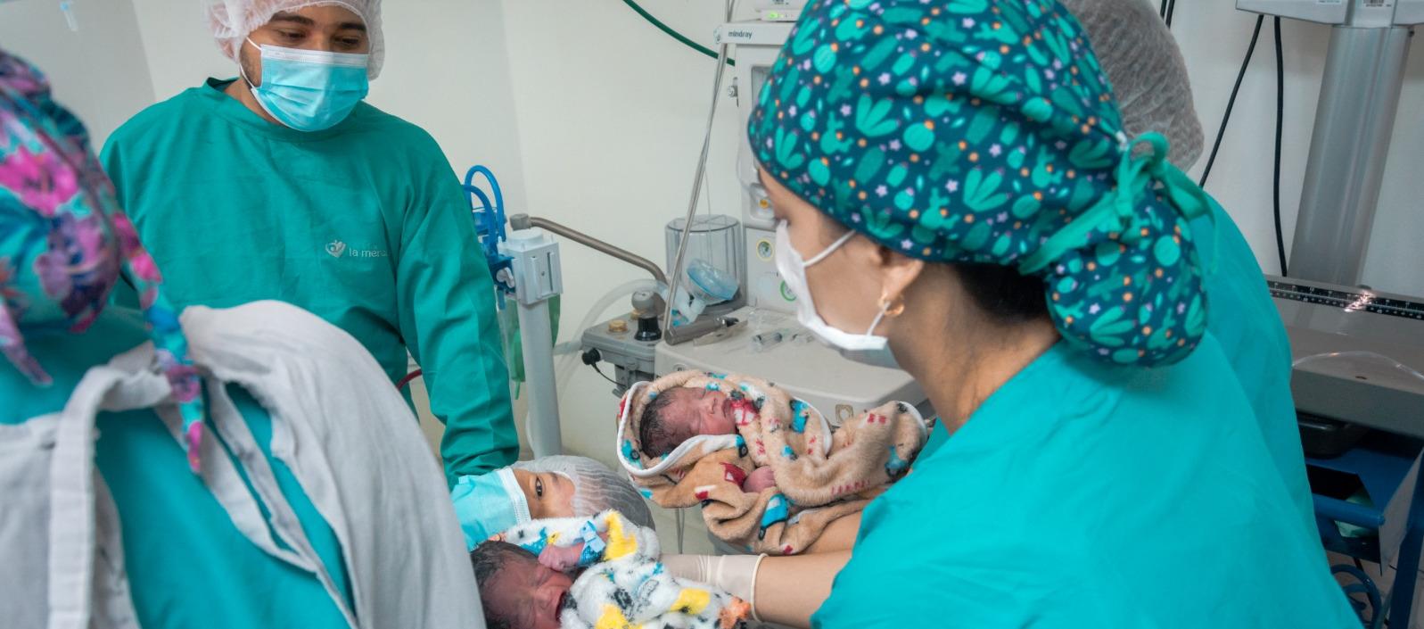 Personal de especialistas atendiendo el nacimiento múltiple en la Clínica La Merced.