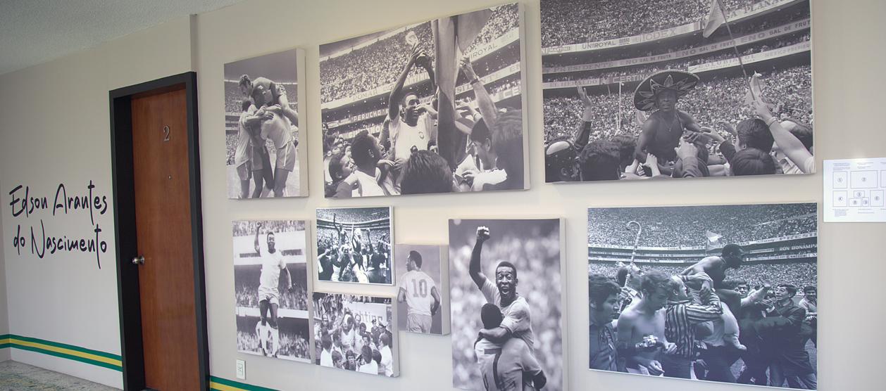 En la habitación se exhiben fotografías de la selección brasileña en el Mundial de México 70.