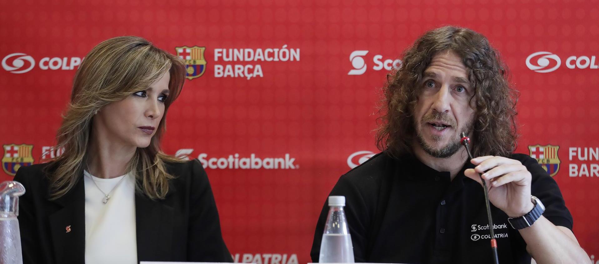 Gerente de Scotiabank, María Ruíz, y el exfutbolista Carles Puyol.