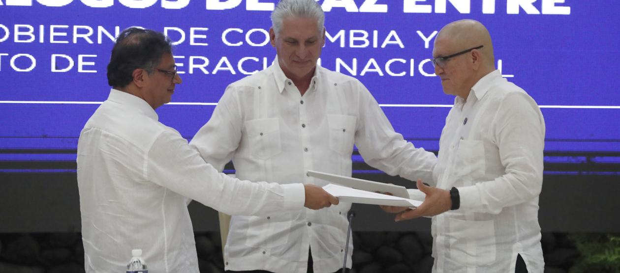 El Presidente Gustavo Petro; su homólogo cubano Miguel Díaz-Canel y Antonio García, jefe negociador del ELN.