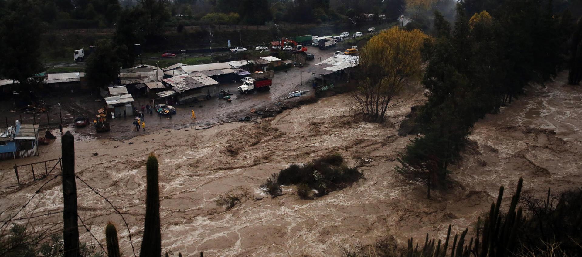 Vista general hoy de la crecida del río Clarillo, consecuencia de las intensas lluvias, en Santiago (Chile).