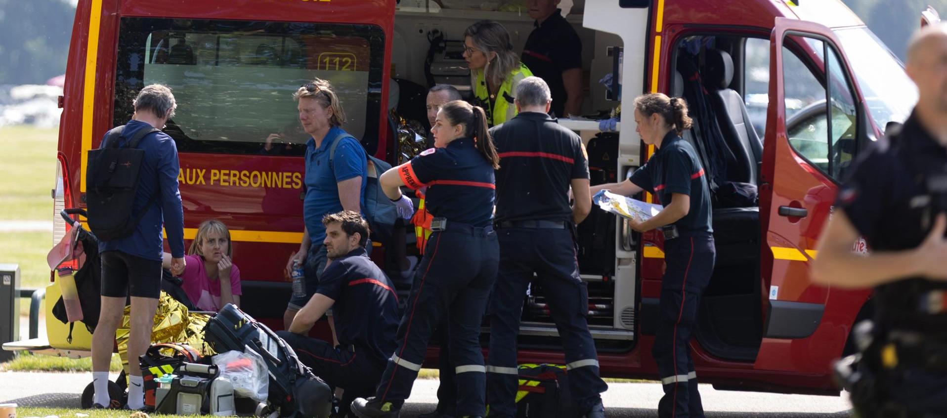 Policías atienden a las seis personas heridas en un parque en Annecy, sur de Francia