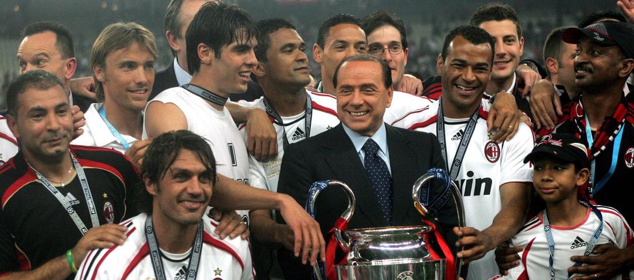 Berlusconi con los jugadores del Milán tras conquistar el título de la Champions, en 2007.