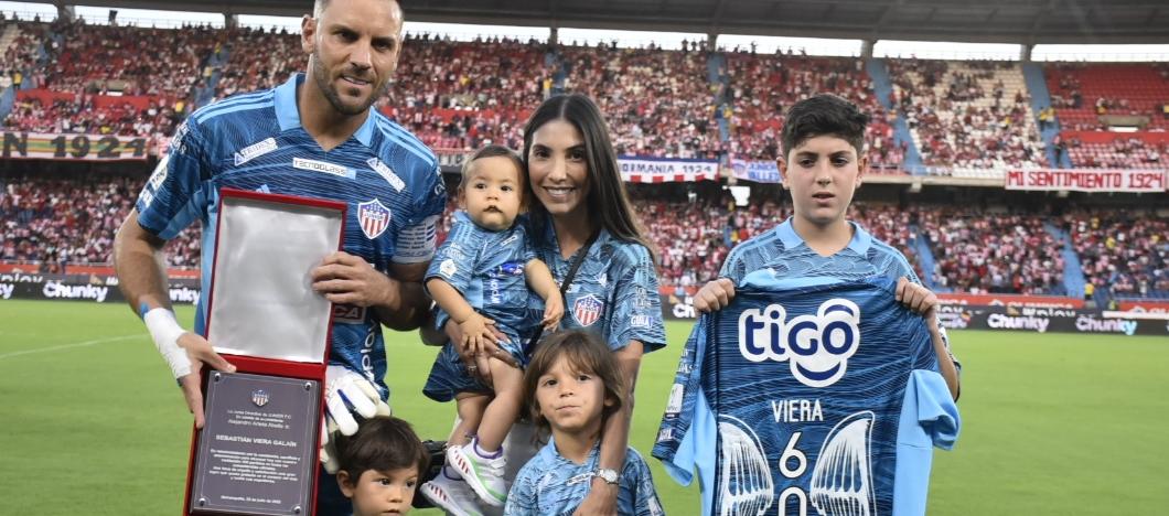 Sebastián Viera con su esposa Sara Correa y sus cuatro hijos: Máximo, Stephano, Santino y Santiago.