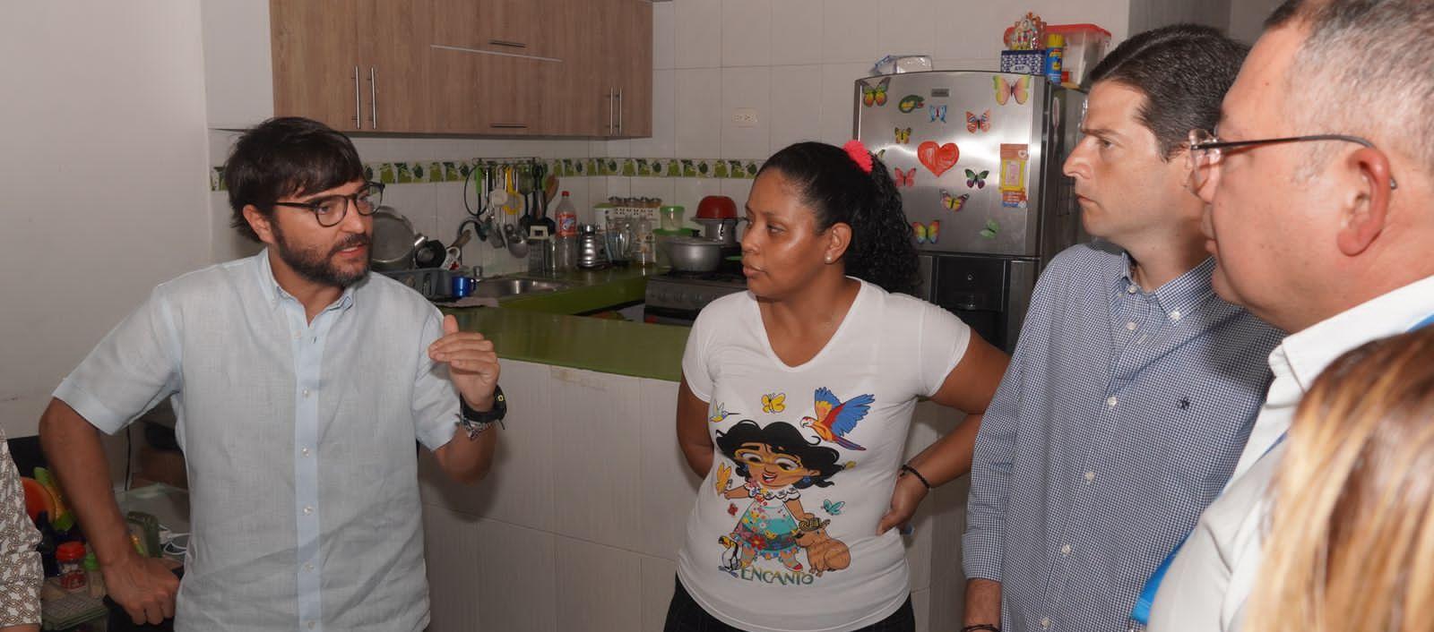 Jaime Pumarejo, alcalde de Barranquilla, conversando con los afectados.