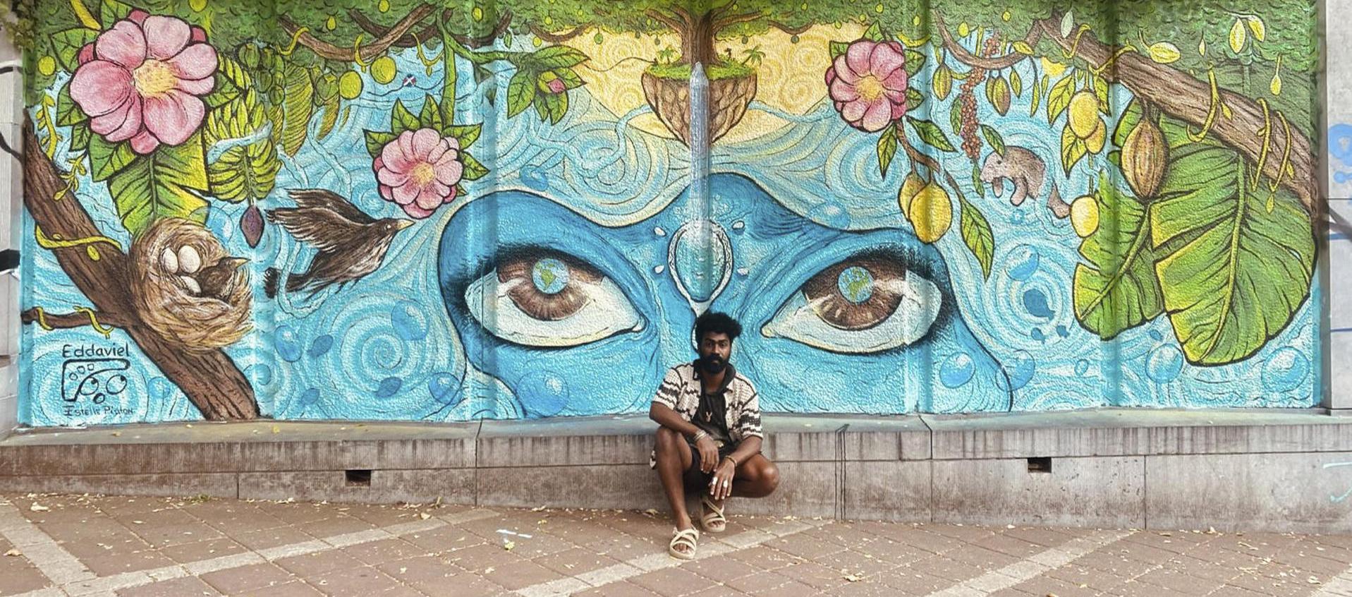 Artista en un vibrante mural en Bruselas.