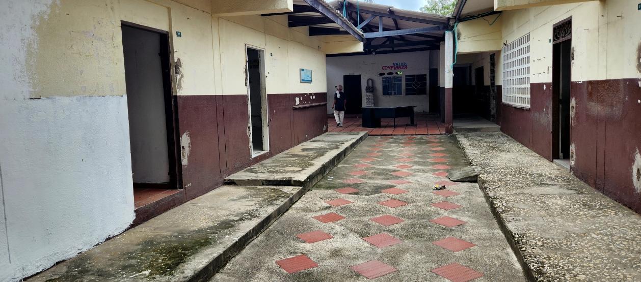 Las desmanteladas instalaciones del colegio de El Doral, sin puertas ni ventanas.