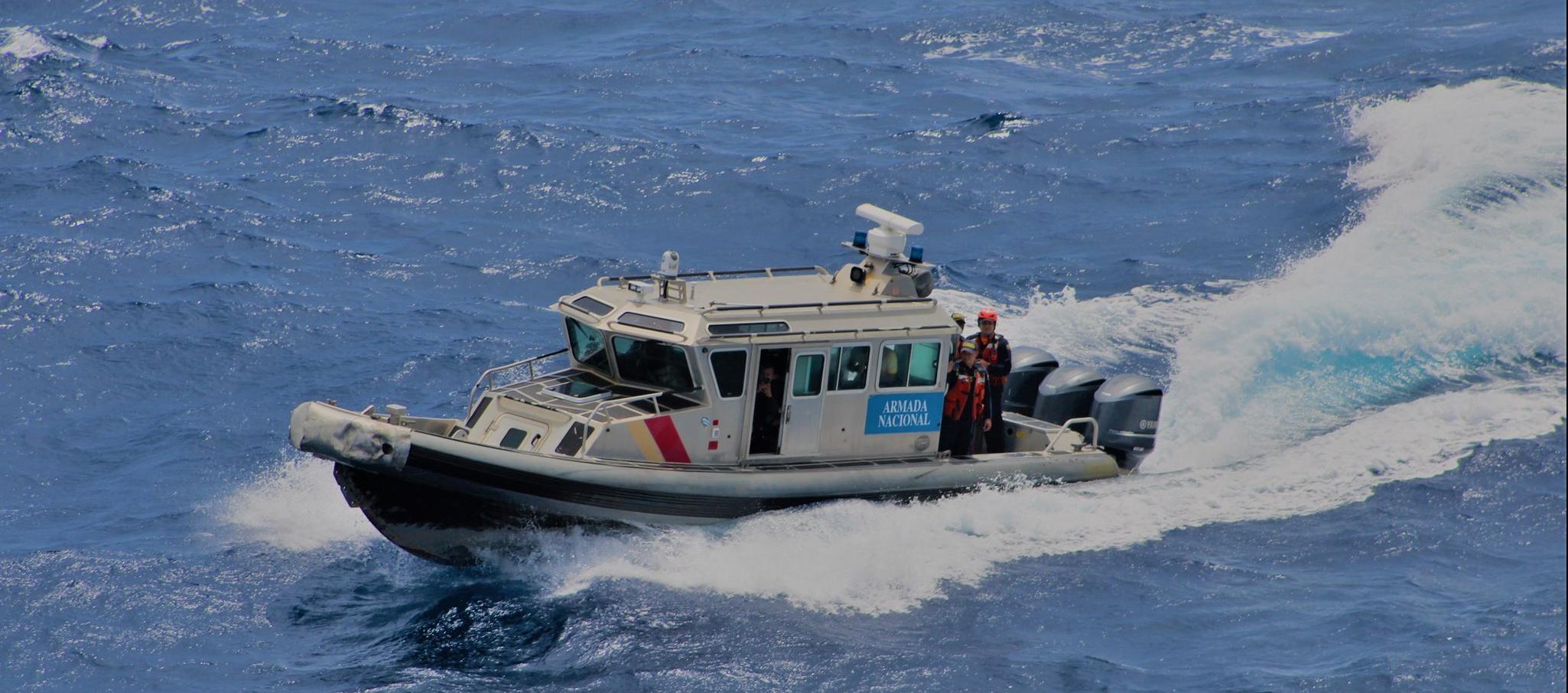 Efectivos del Comando Específico de San Andrés patrullando la zona costera de la isla