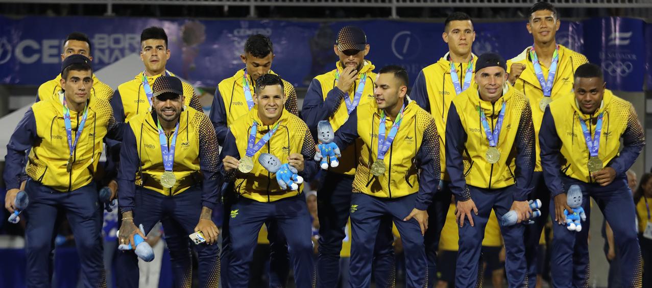Los integrantes de la Selección Colombia de fútbol plata tras recibir la medalla de oro.