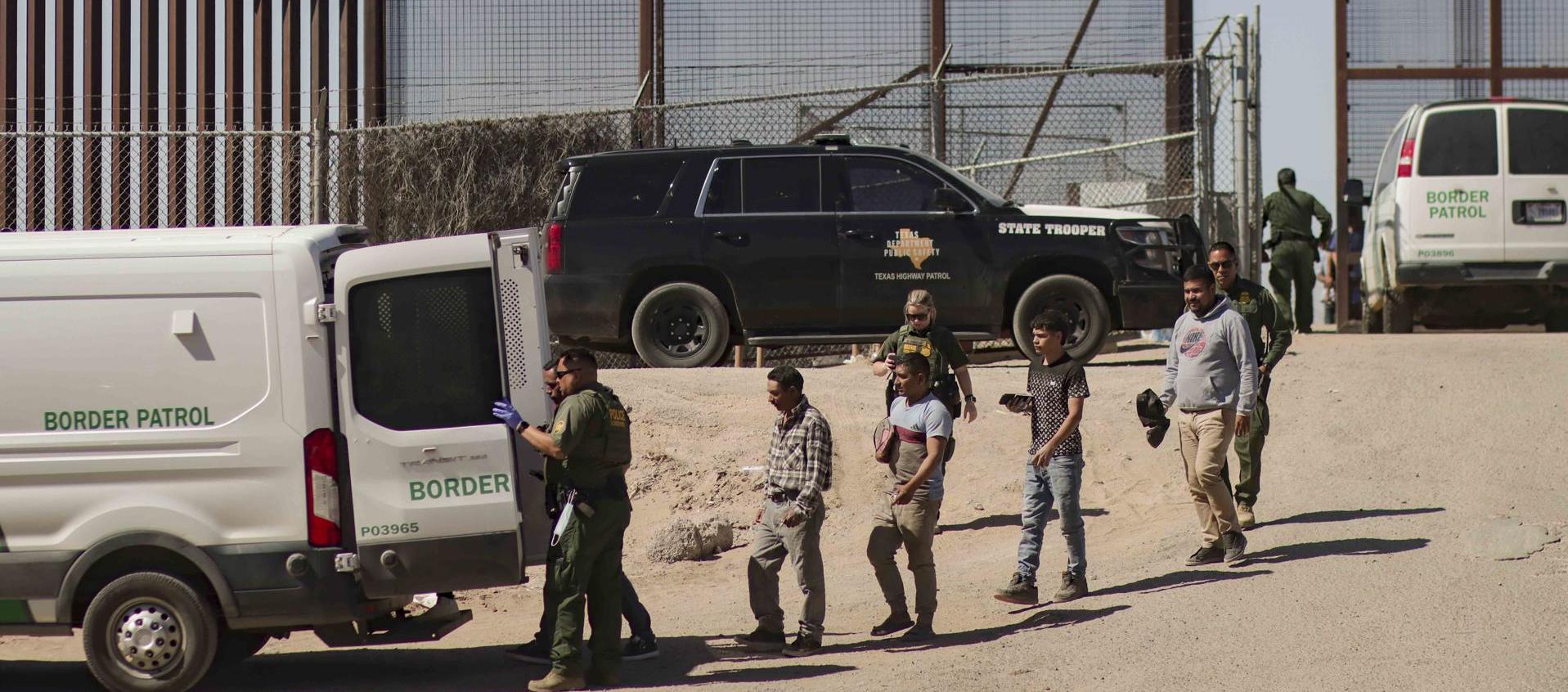 Fotografía de archivo de migrantes detenidos en El Paso, Texas. 