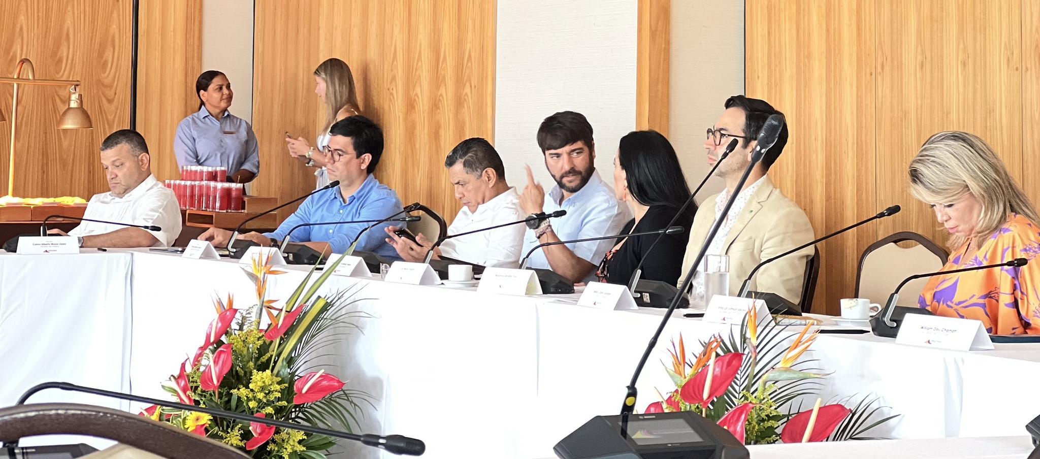 Algunos de los alcaldes, entre esos Jaime Pumarejo, durante el encuentro en Santa Marta.