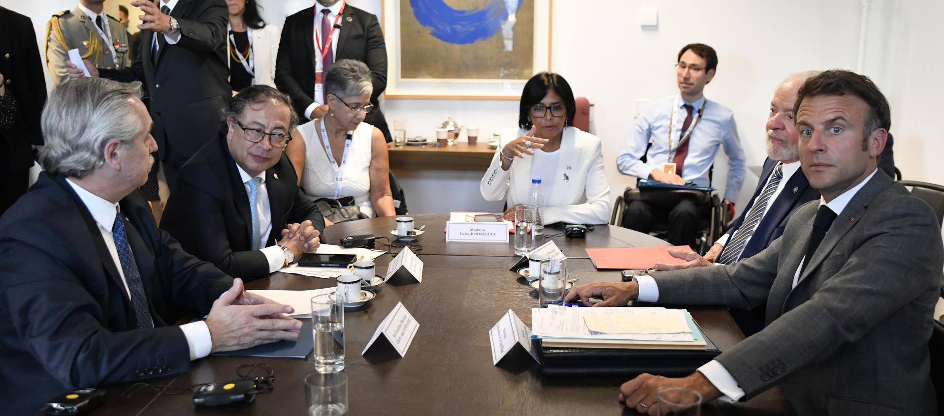 Reunión de los presidentes de Francia, Colombia, Argentina y Brasil con gobierno de Venezuela y la oposición.