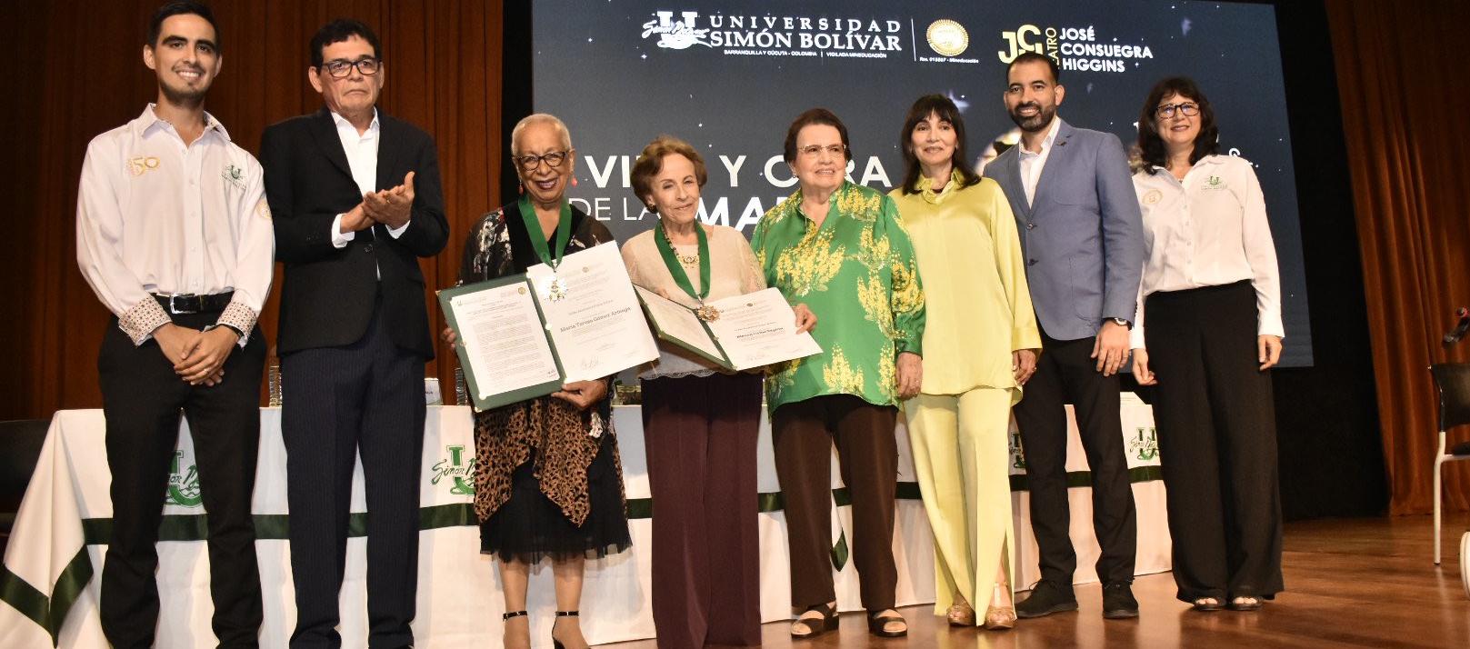 Las directivas de la Universidad Simón Bolívar en el homenaje a las pianistas Teresita Gómez y Blanca Uribe