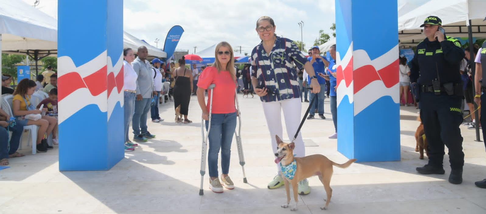 La gobernadora Elsa Noguera y la secretaria de Salud, Alma Solano, junto a una de las mascotas que acudió a la jornada de bienestar animal en Soledad