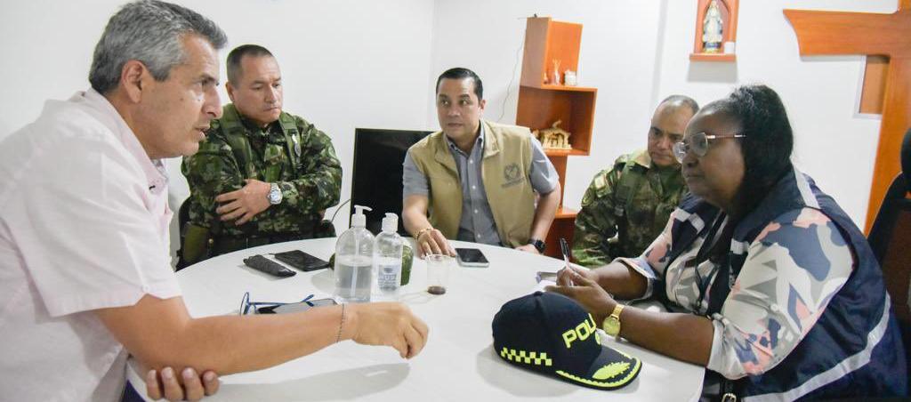 El Ministro Velasco con el comandante de la Policía, el registrador y la procuradora de Chocó.