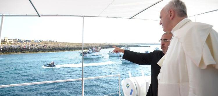 El papa Francisco frente al mar en la isla de Lampedusa (Italia)