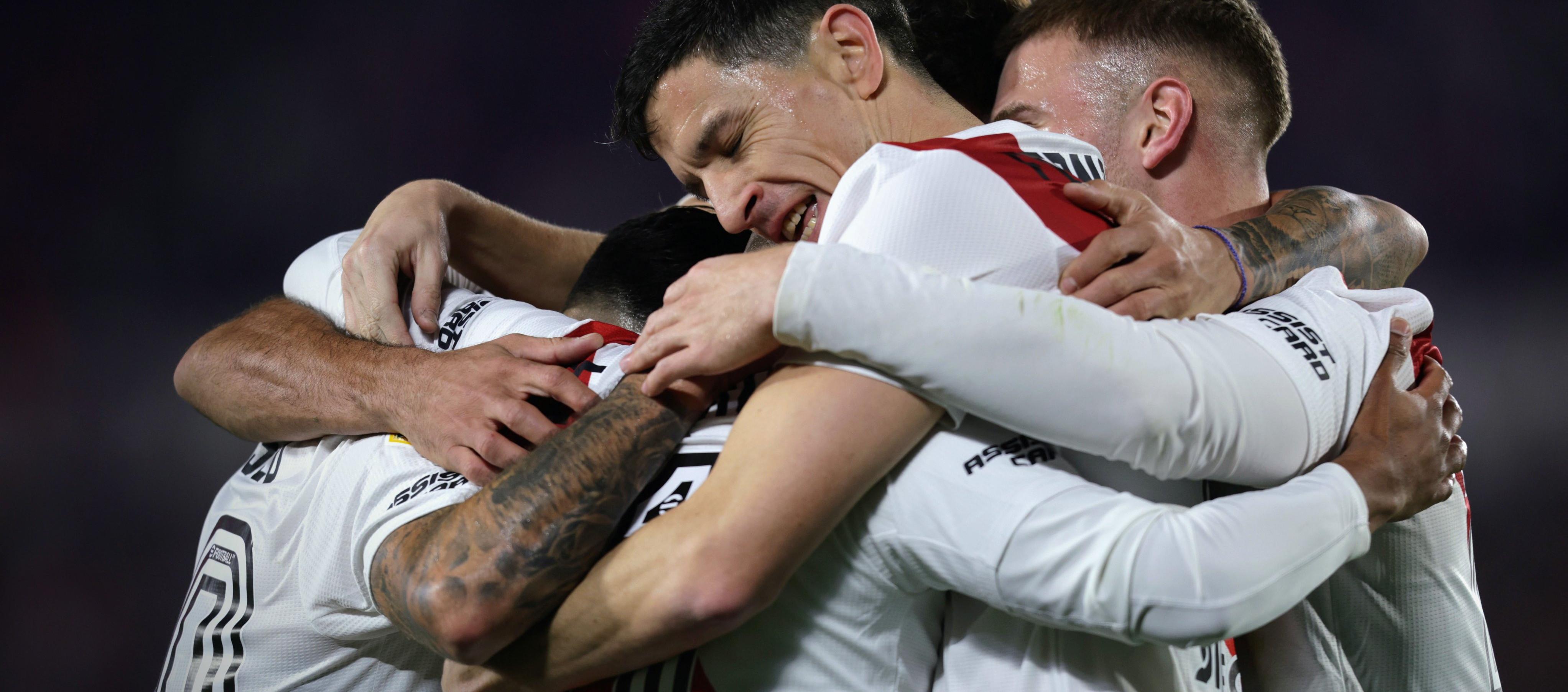 Jugadores del River Plate se abrazan tras coronarse campeones este sabado
