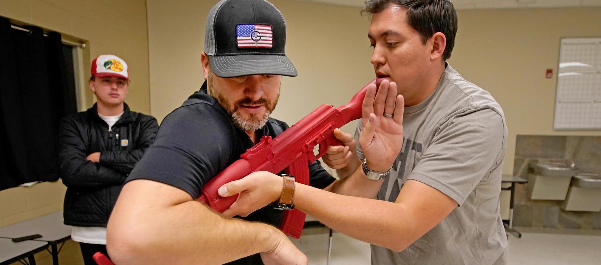 Un maestro mientras practica cómo desarmar a un tirador con un rifle, durante los entrenamientos del programa "Fight Back" (Contraataca) de Dave Acosta.
