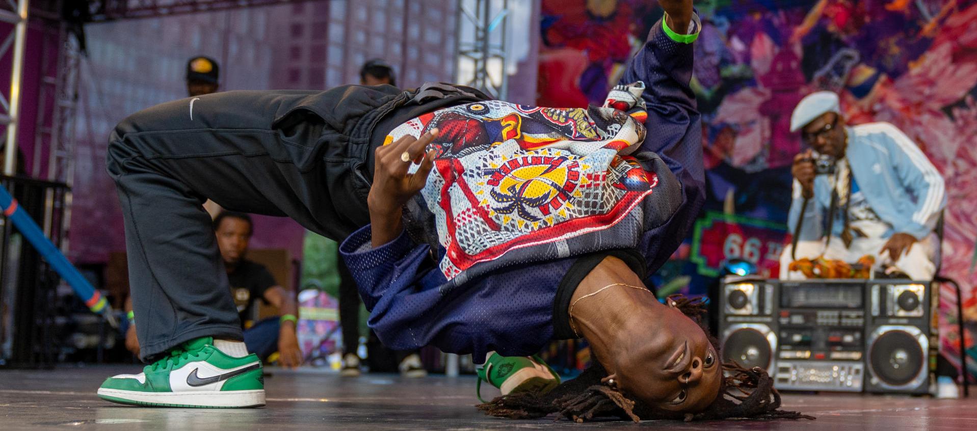 Un joven participa en una competencia de baile durante el Summer for the City Hip-Hop Week