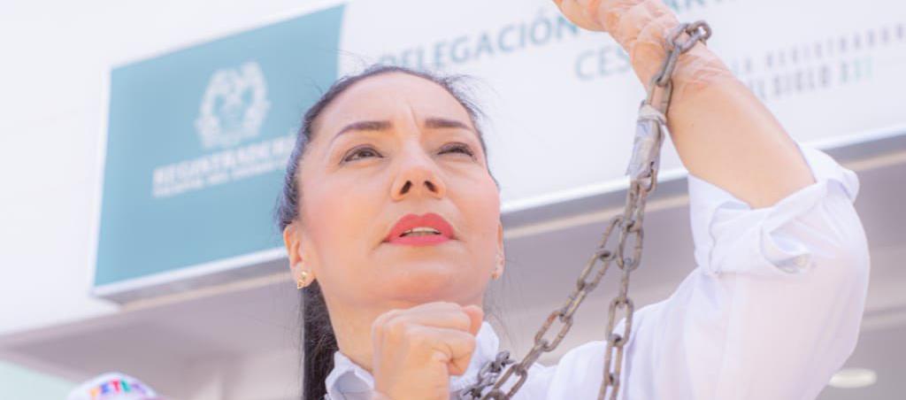 La candidata Alexandra Pineda se había encadenado en protesta contra la Registraduría.
