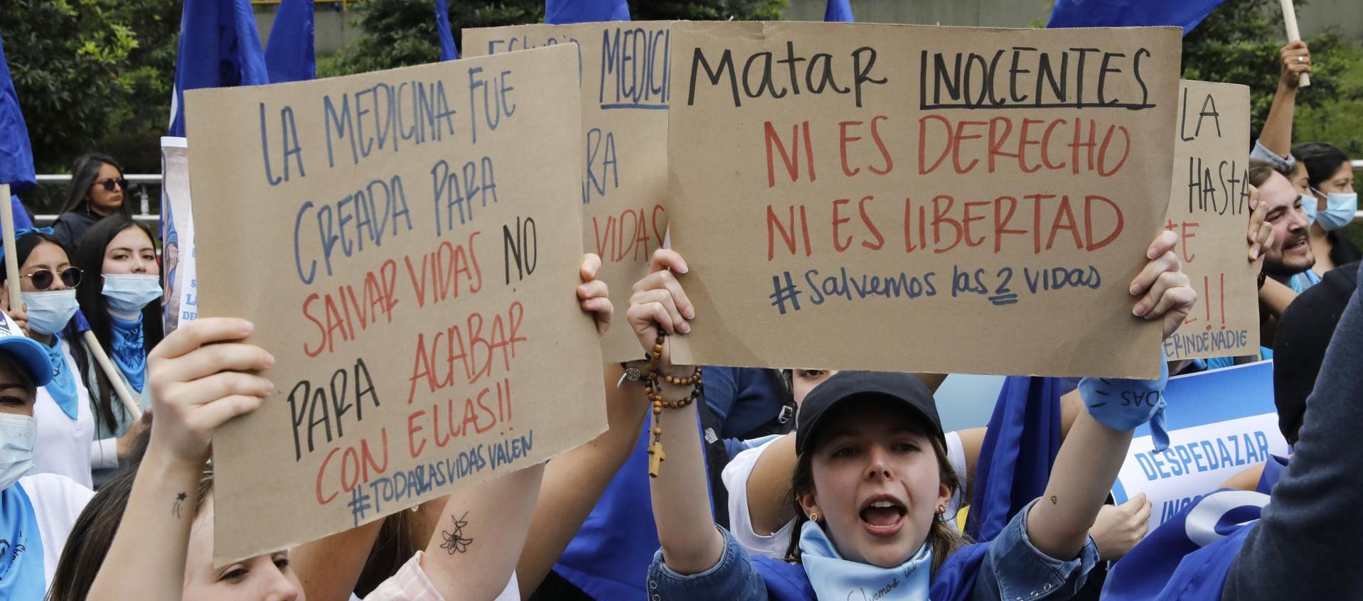 Manifestantes provida recorren las calles de Bogotá en una fotografía de archivo