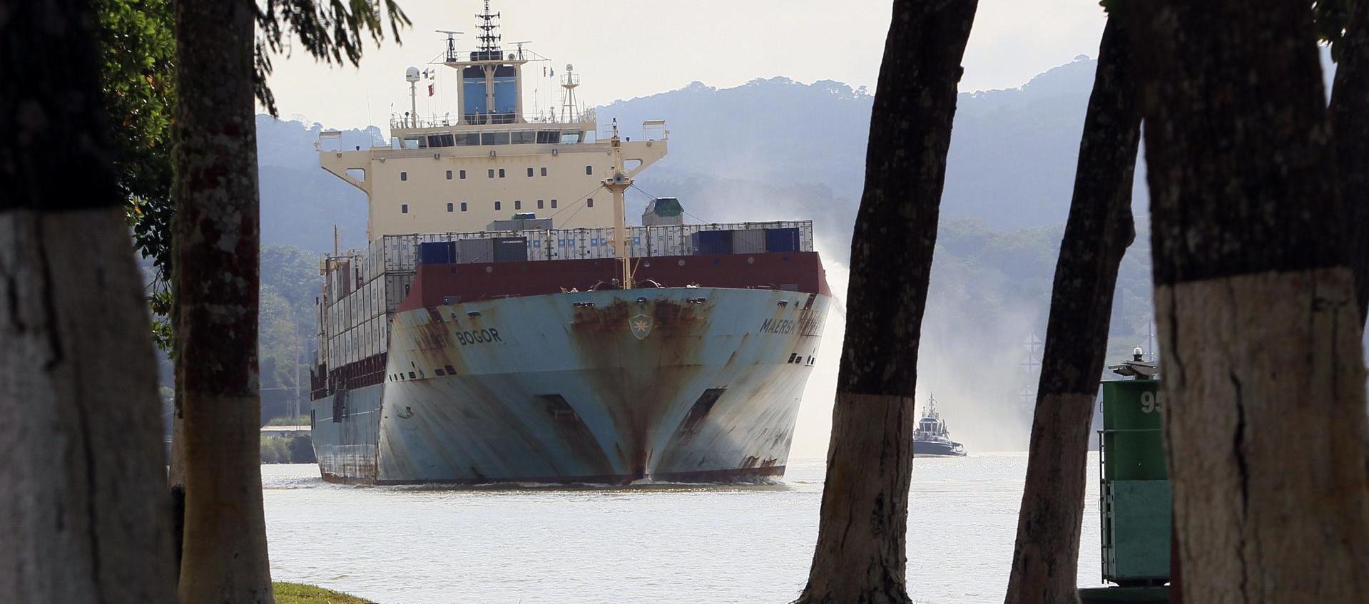 Panorámica de buques transitando por el Canal de Panamá.