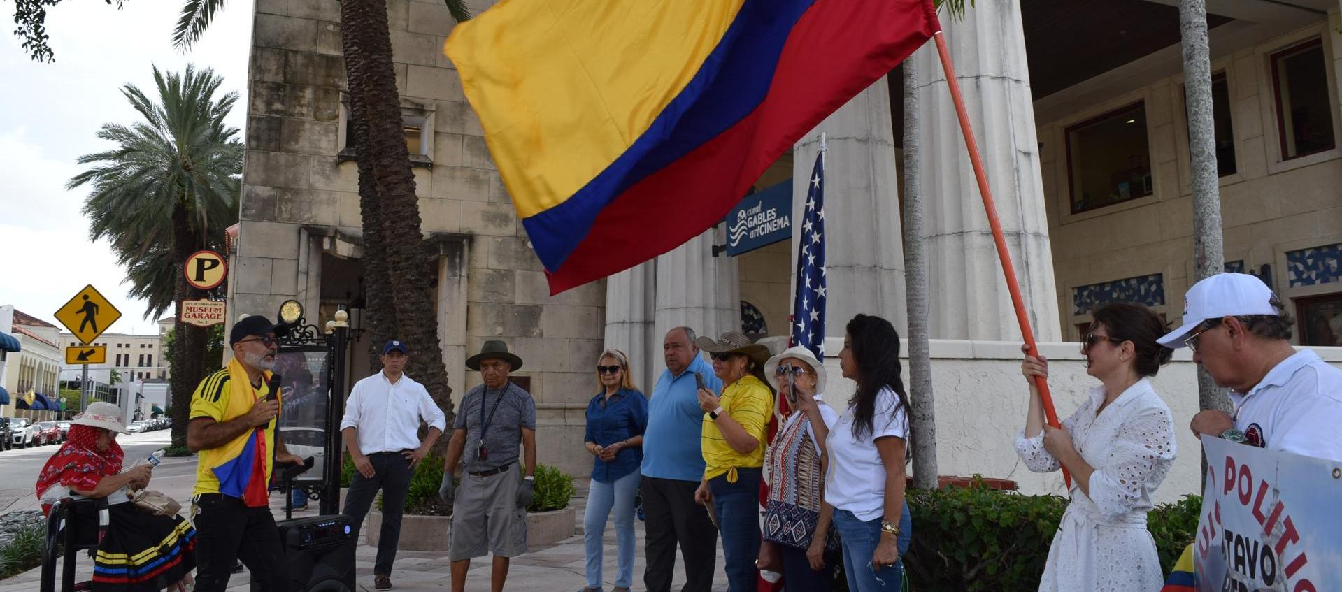 Colombianos protestando en el Consulado de Colombia en Miami.