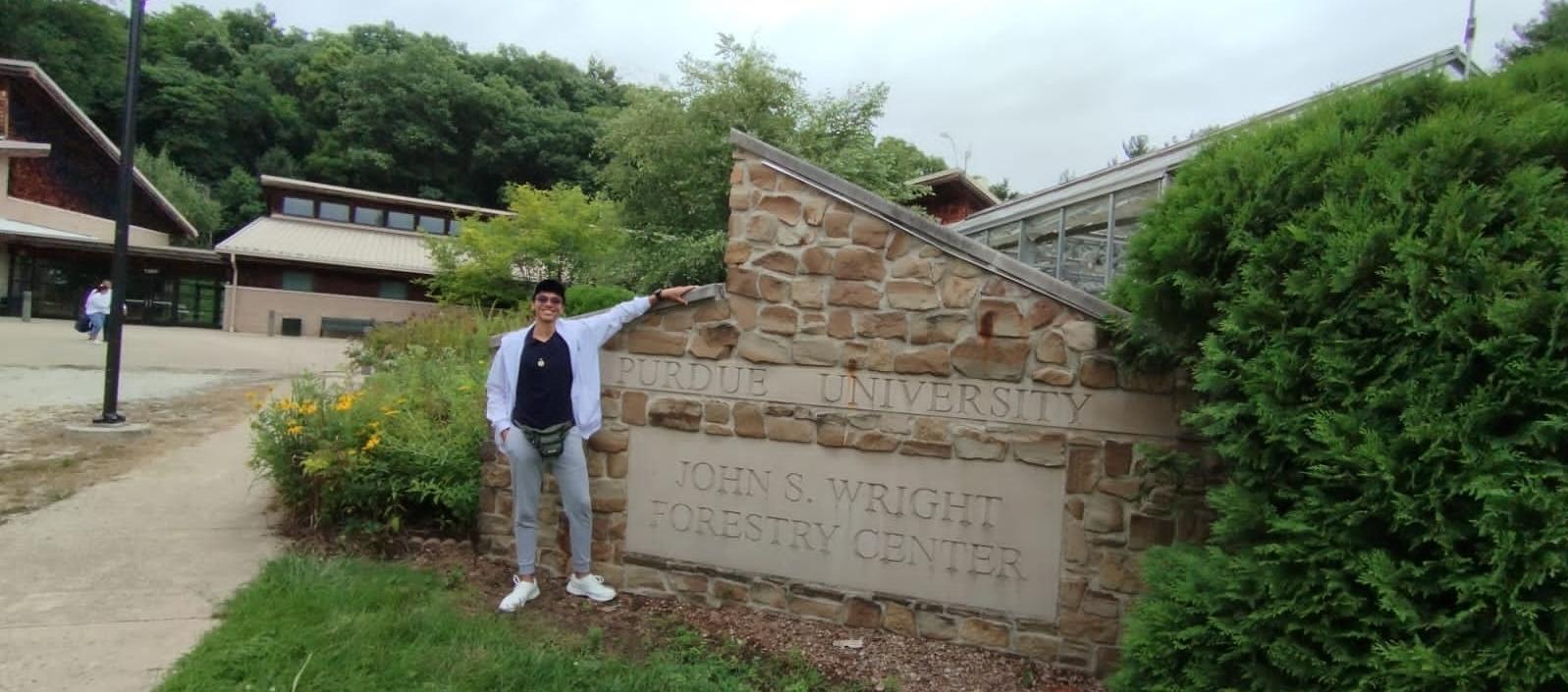 Joel Flórez posando en la entrada de Purdue University.