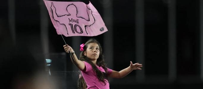 Una niña ondea una bandera alusiva a Messi, con el número 10, en el DRV PNK Stadium de Fort Lauderdale.