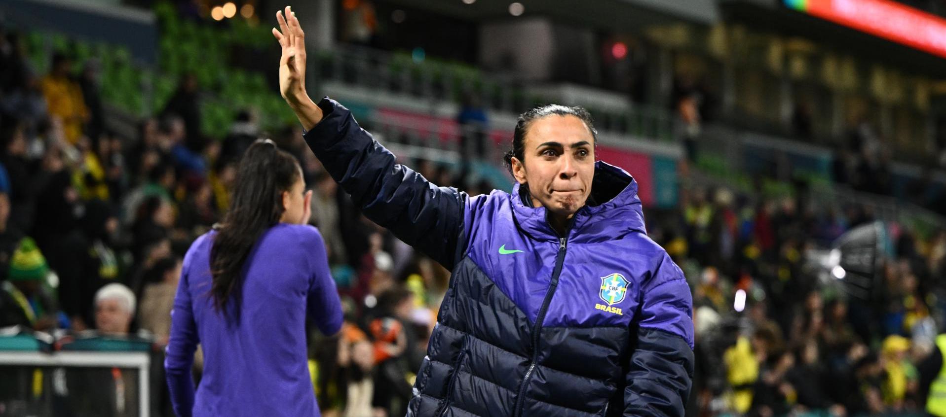 Marta saludando a los aficionados brasileños presentes en Australia.