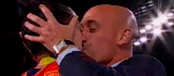 El beso de Luis Rubiales a Jenni Hermoso.