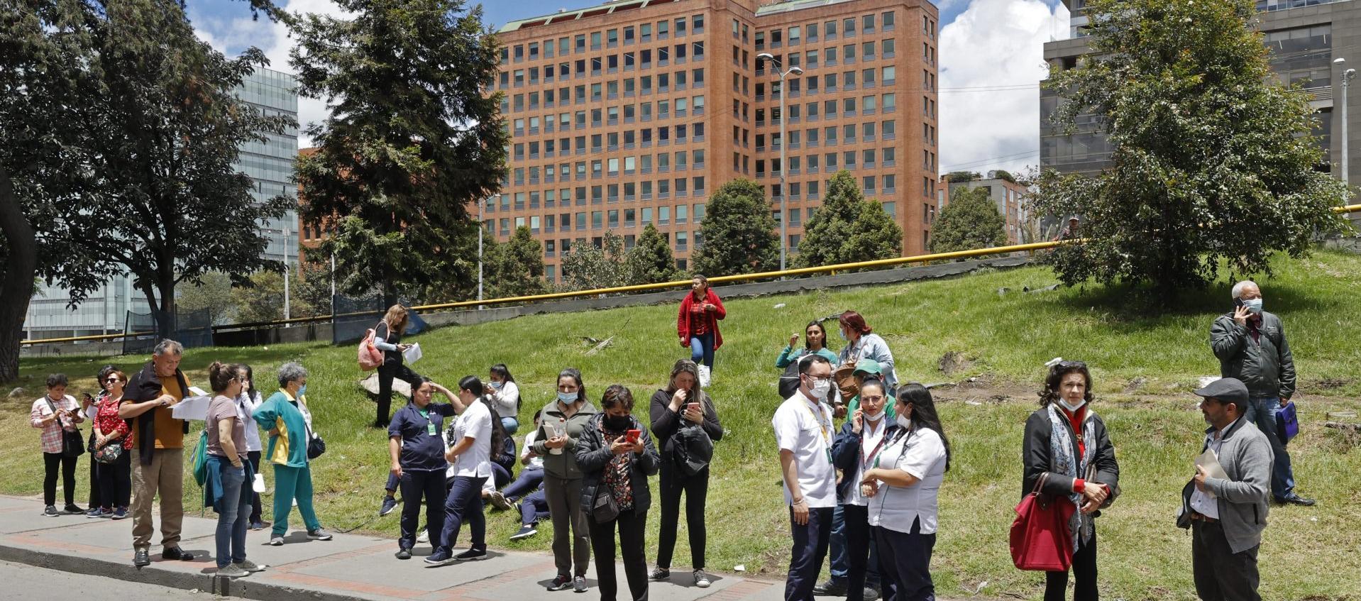 Escenas de pánico en Bogotá durante el reciente sismo.