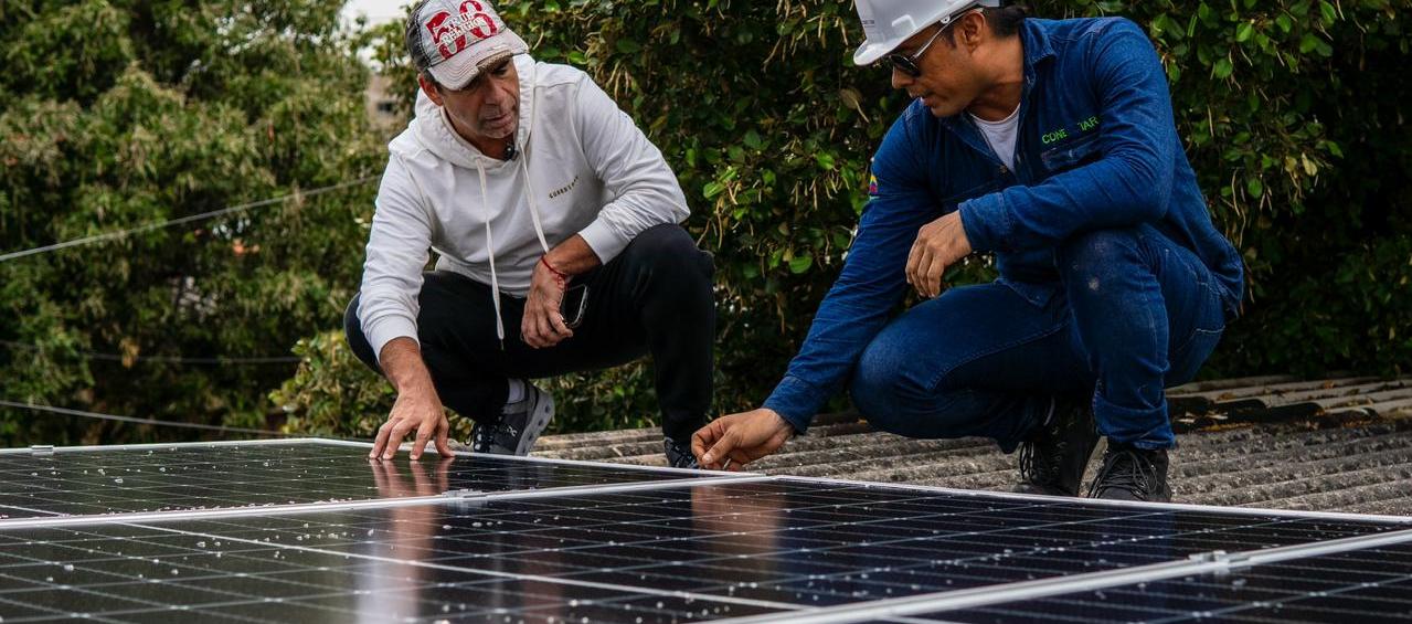 El candidato a la Alcaldía Alex Char, inspecciona uno de los panales solares que se instaló dentro del plan piloto para reducir las tarifas de energía